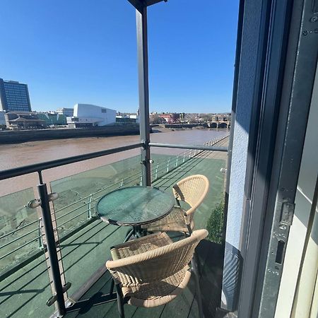 Luxury Riverside 2 Bedroomed Apartment With Balcony Newport  Buitenkant foto