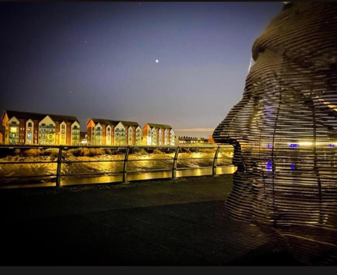 Luxury Riverside 2 Bedroomed Apartment With Balcony Newport  Buitenkant foto