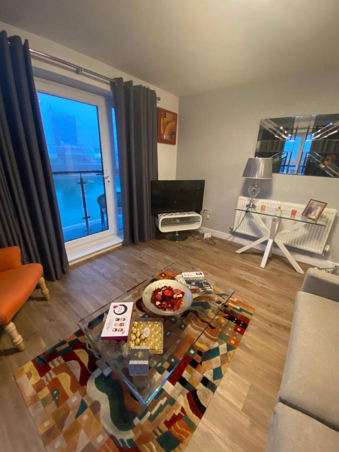Luxury Riverside 2 Bedroomed Apartment With Balcony Newport  Buitenkant foto