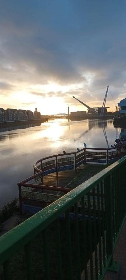 Luxury Riverside 2 Bedroomed Apartment With Balcony Newport  Buitenkant foto
