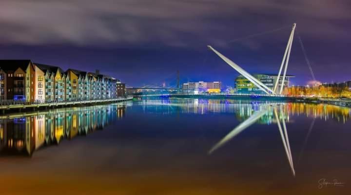 Luxury Riverside 2 Bedroomed Apartment With Balcony Newport  Buitenkant foto
