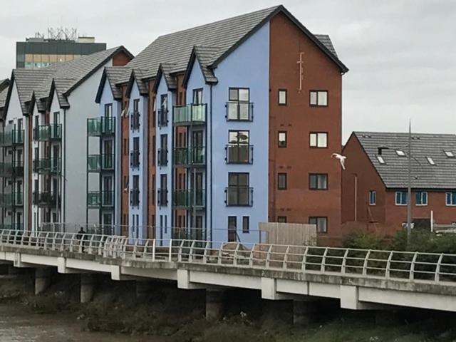 Luxury Riverside 2 Bedroomed Apartment With Balcony Newport  Buitenkant foto