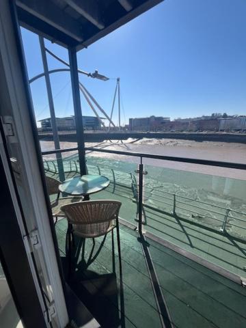 Luxury Riverside 2 Bedroomed Apartment With Balcony Newport  Buitenkant foto