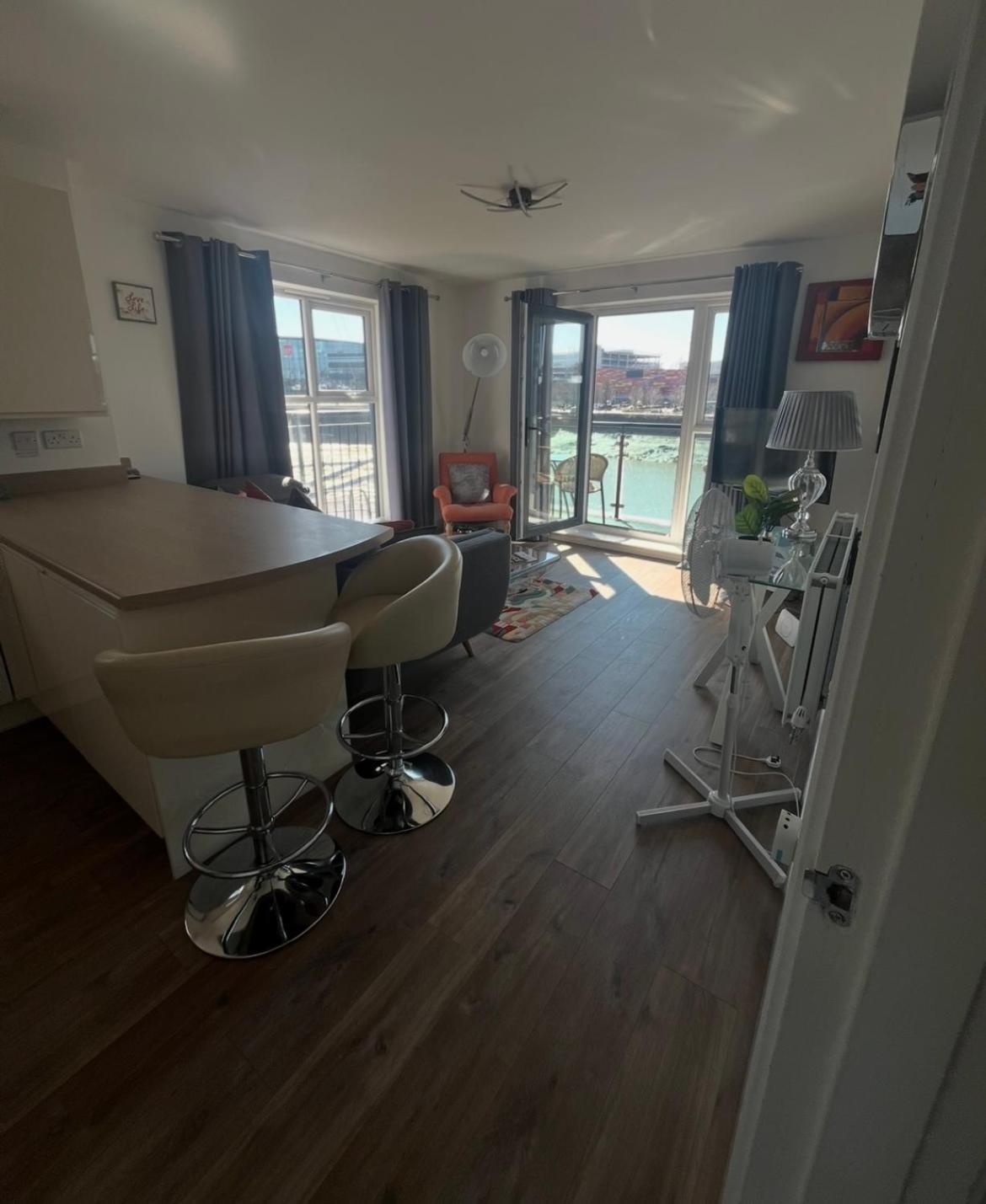 Luxury Riverside 2 Bedroomed Apartment With Balcony Newport  Buitenkant foto