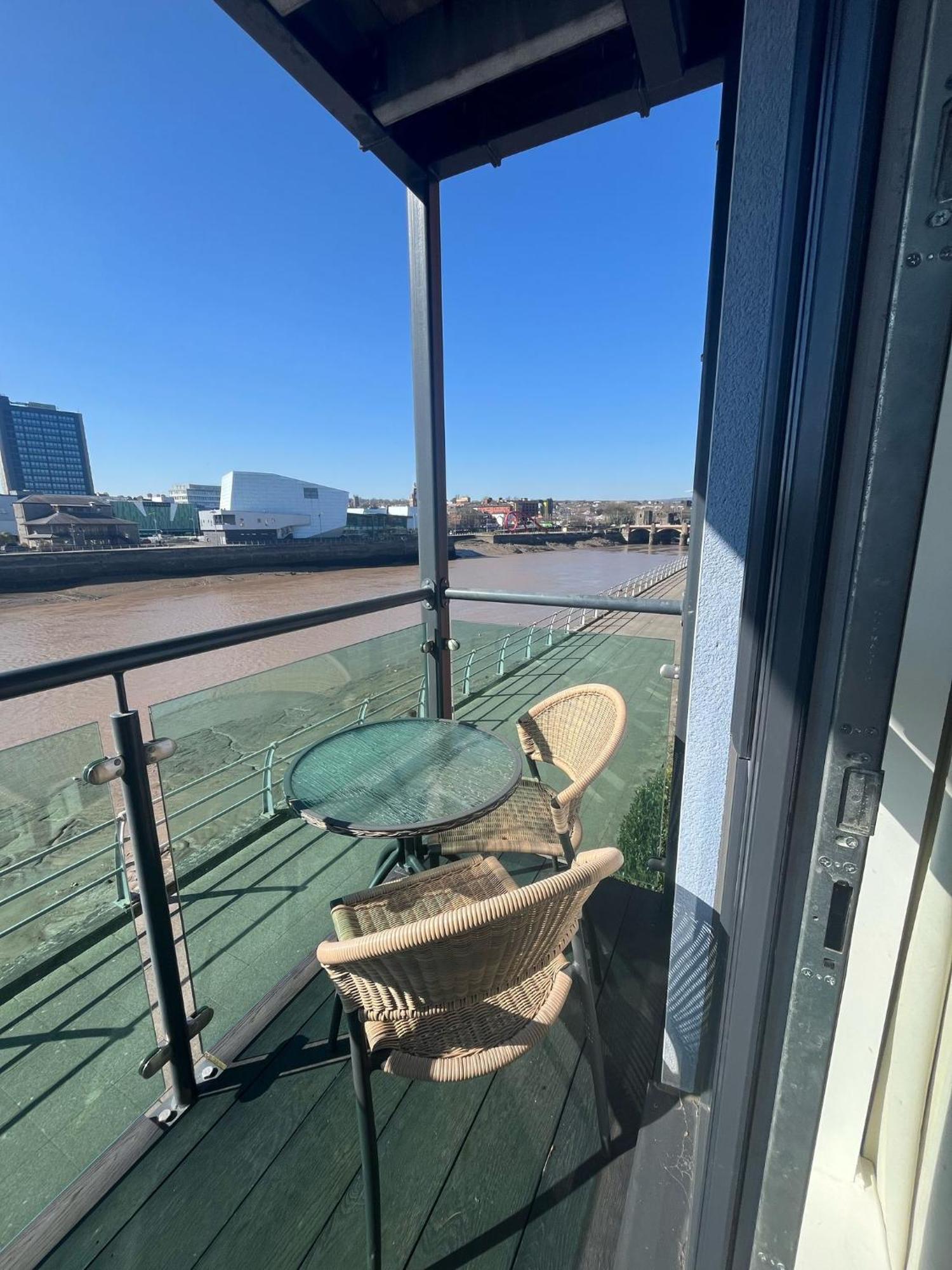 Luxury Riverside 2 Bedroomed Apartment With Balcony Newport  Buitenkant foto