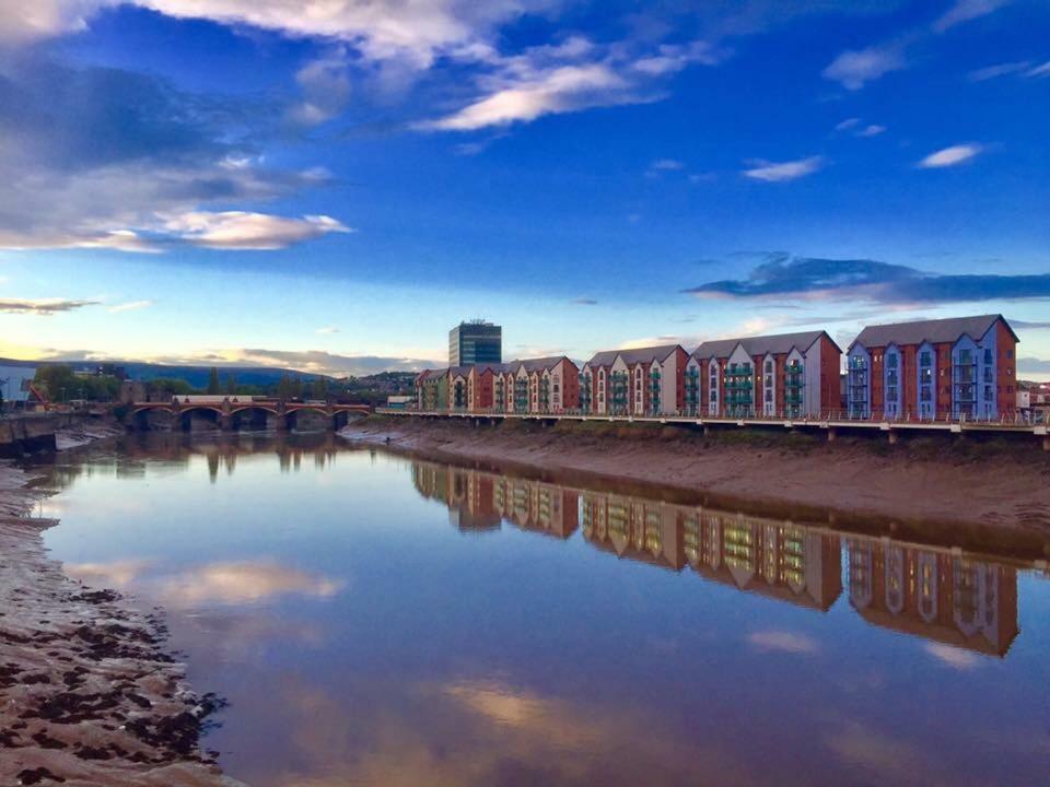 Luxury Riverside 2 Bedroomed Apartment With Balcony Newport  Buitenkant foto
